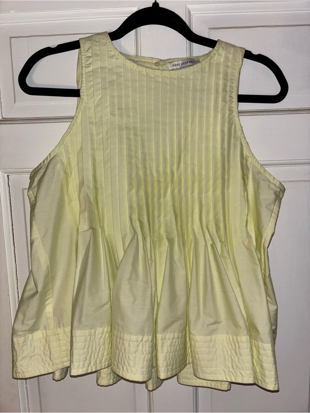 NWOT free assembly tank - XS